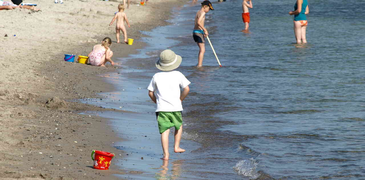 Kind spielt am Südstrand von Fehmarn