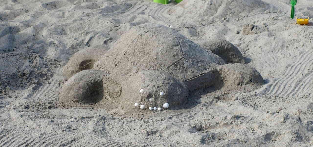 kleine Strandburg in Schildkröten-Form