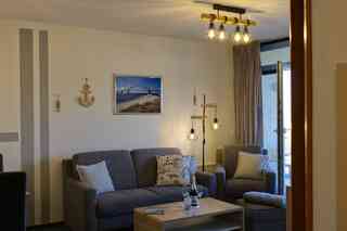 Inselblume 02 - Maritime Ferienwohnung, Blick zum Yachthafen – Wohnzimmer in der Ferienwohnung in der Strandburg direkt am Südstrand auf Fehmarn
