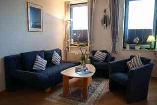 Inselblume 04 - Geräumige Ferienwohnung am Südstrand – Couch im Wohnzimmer der Inselblume 04