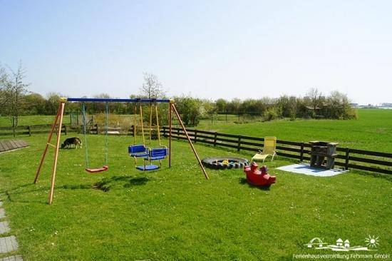 Der Garten mit Spielplatz