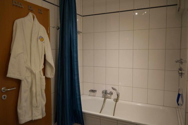 Badewanne mit Duschbrause im Bad der Inselblume 04 Badewanne mit Duschbrause im Bad der Inselblume 04