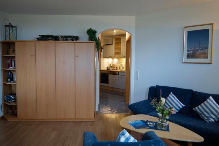 Wohnzimmer Blick in Richtung Flur und Küche in der Inselblume 04 Wohnzimmer Blick in Richtung Flur und Küche in der Inselblume 04