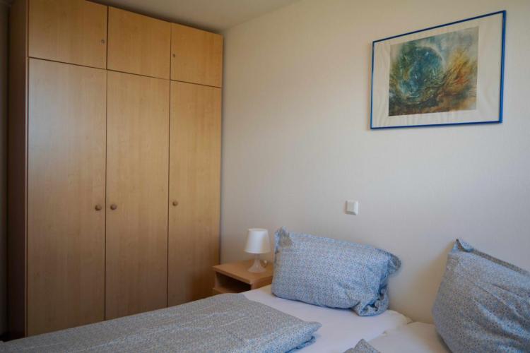 Andere Seite des Doppelbetts im Schlafzimmer der Inselblume 04 Andere Seite des Doppelbetts im Schlafzimmer der Inselblume 04